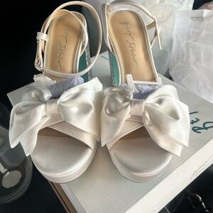 betsey johnson bridal Maddy ivory satin heel size 8